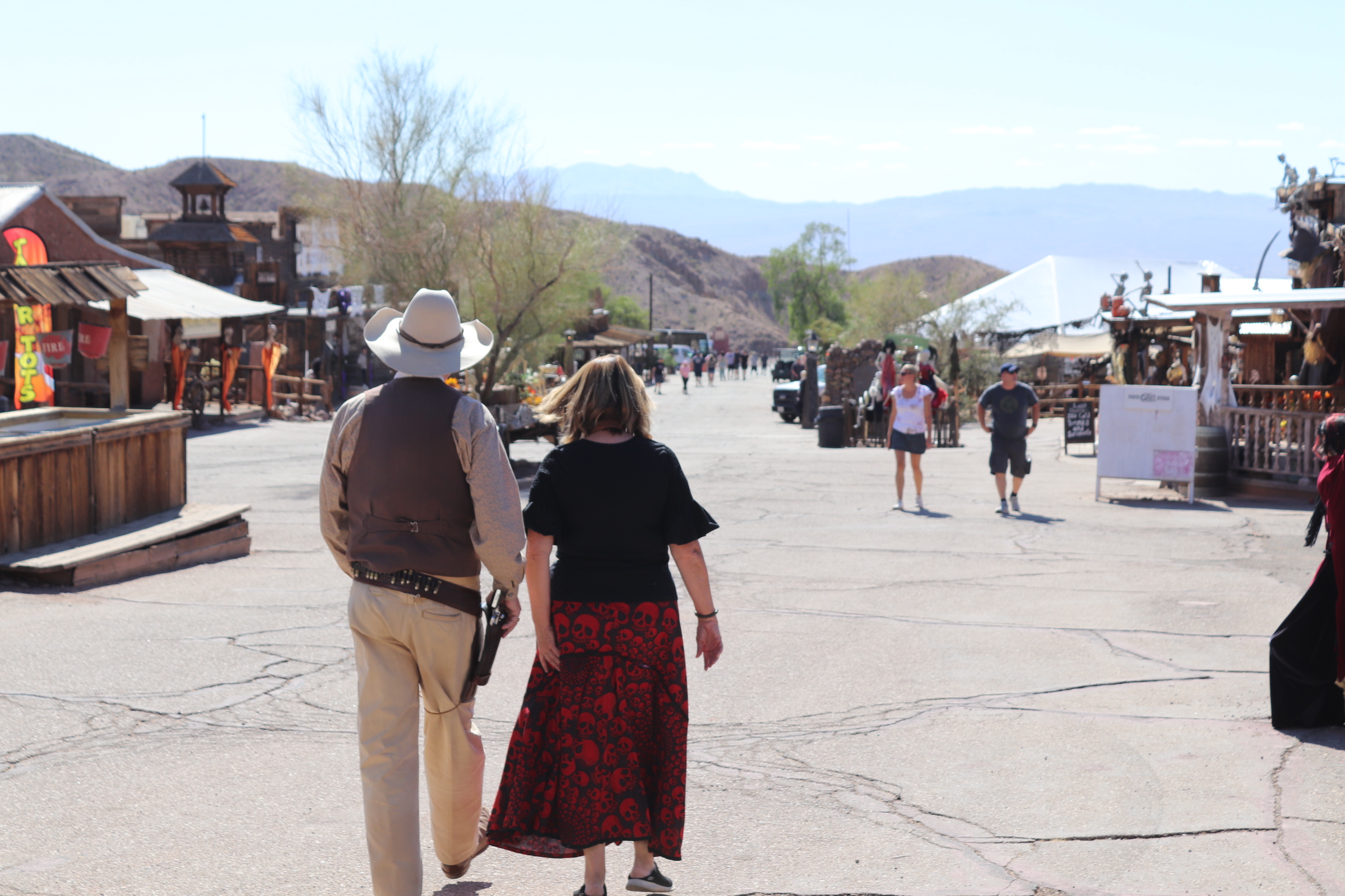 Una coppia passeggia per le strade di Calico, California